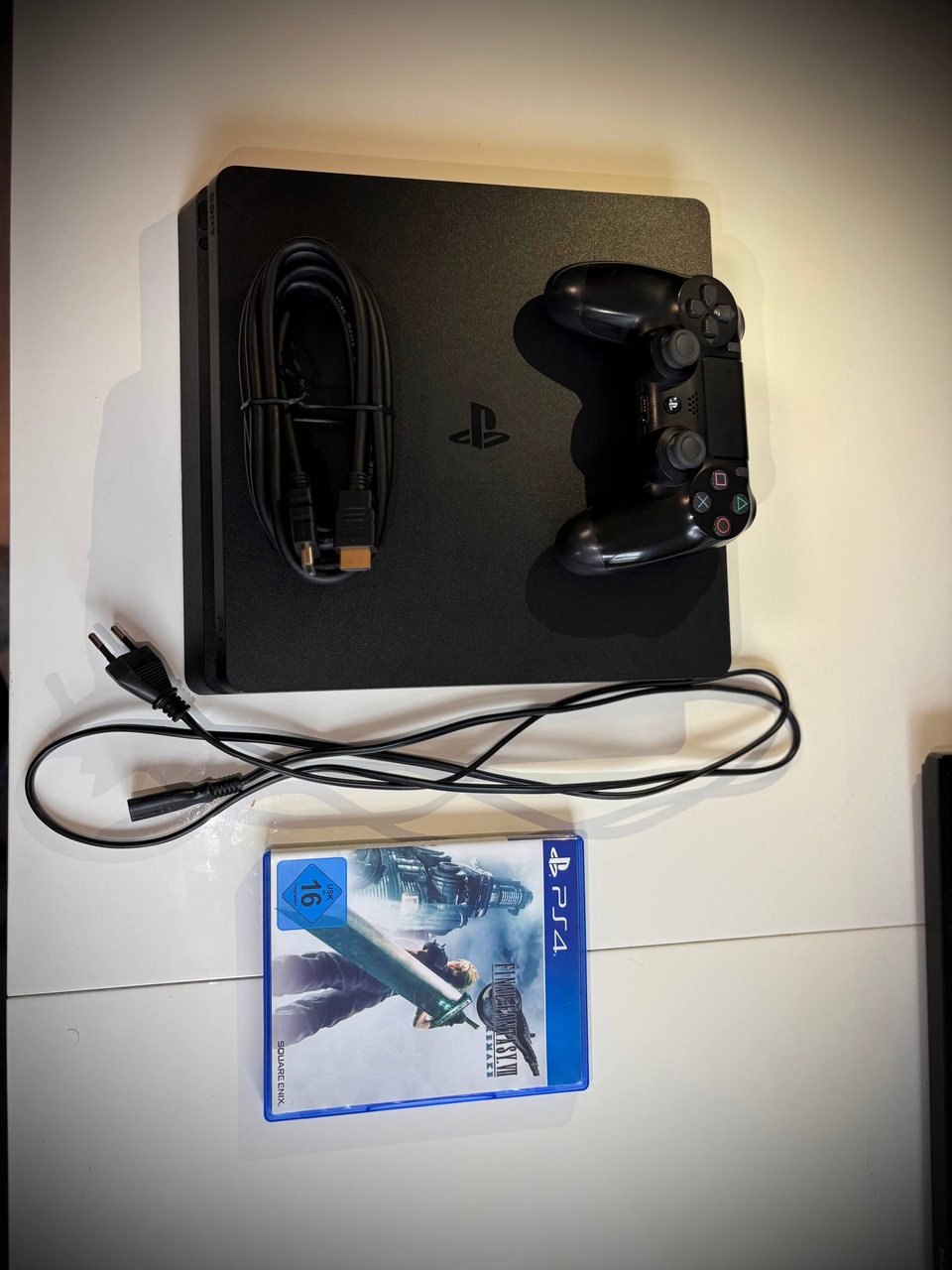 PlayStation 4 Slim, 500 ГБ с геймпадом и игрой