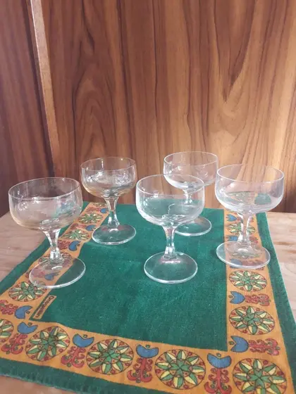 Рюмки, плечики и утюг