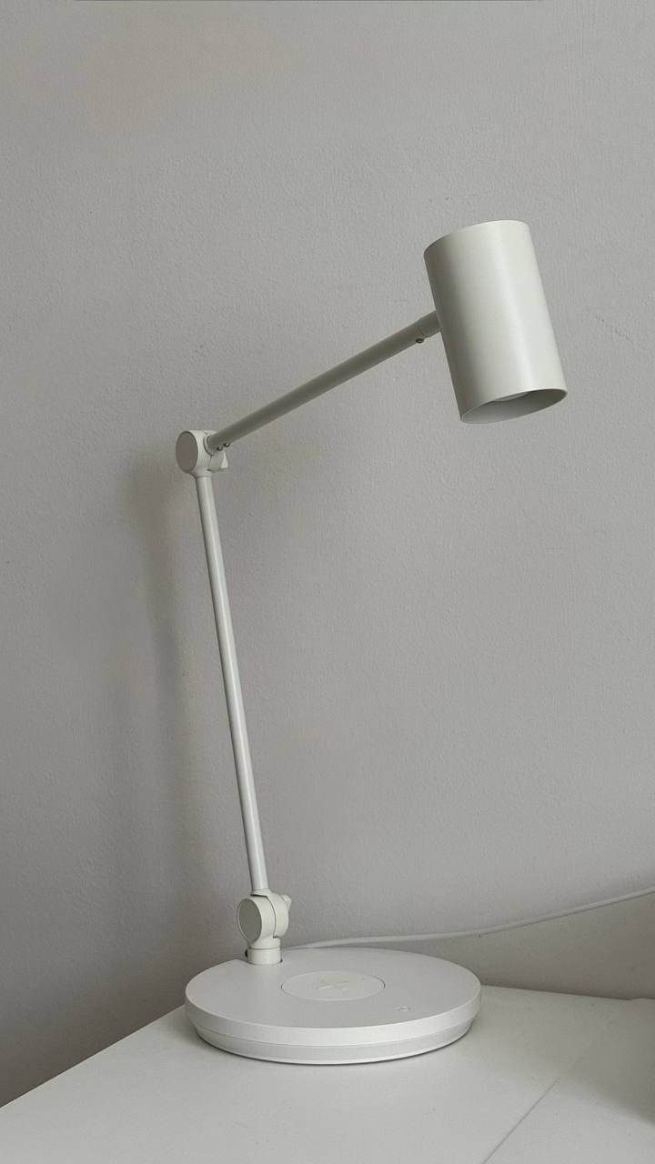 Настольная лампа IKEA с беспроводной зарядкой