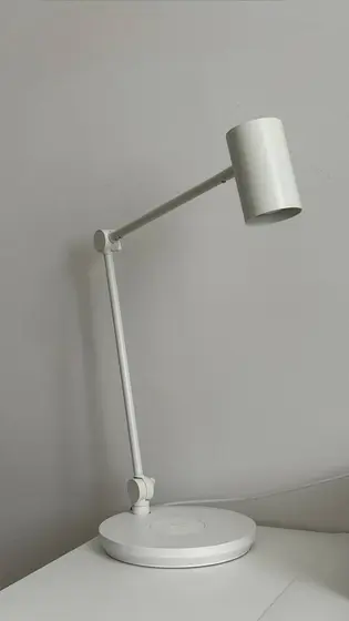 Настольная лампа IKEA с беспроводной зарядкой