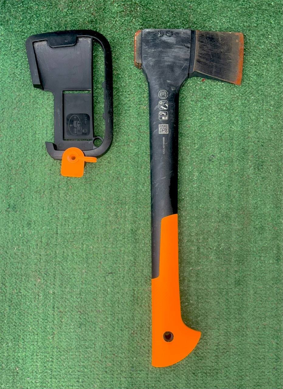 Топор Fiskars с чехлом