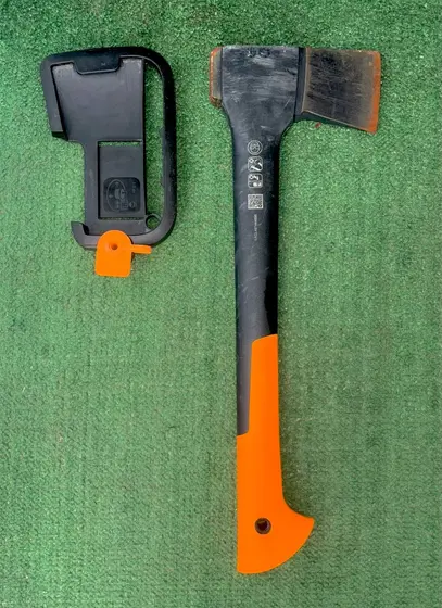 Топор Fiskars с чехлом