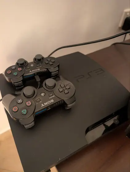 Sony PlayStation 3 с двумя геймпадами