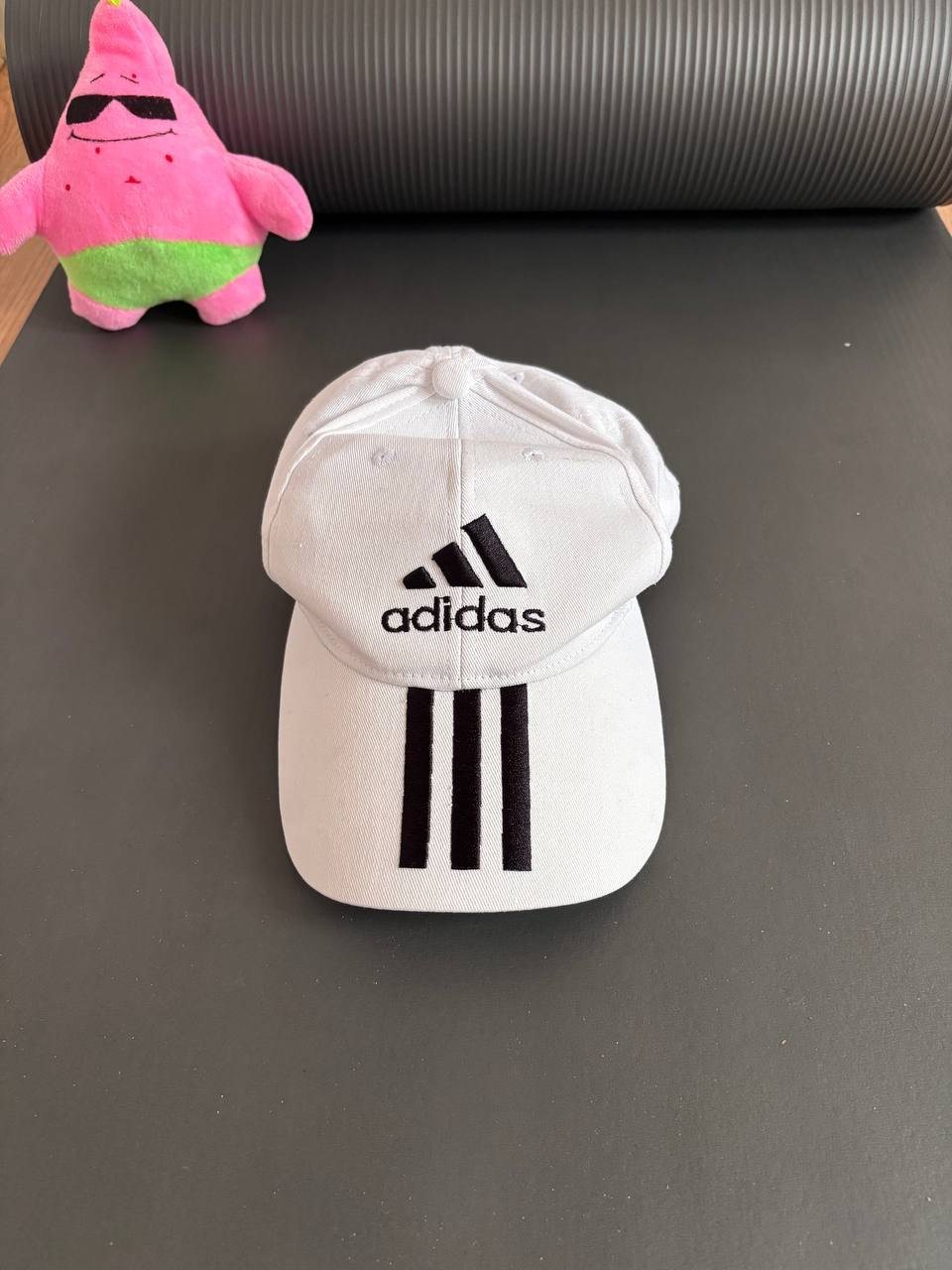 Белая кепка Adidas