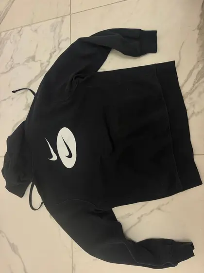 Чёрная толстовка Nike