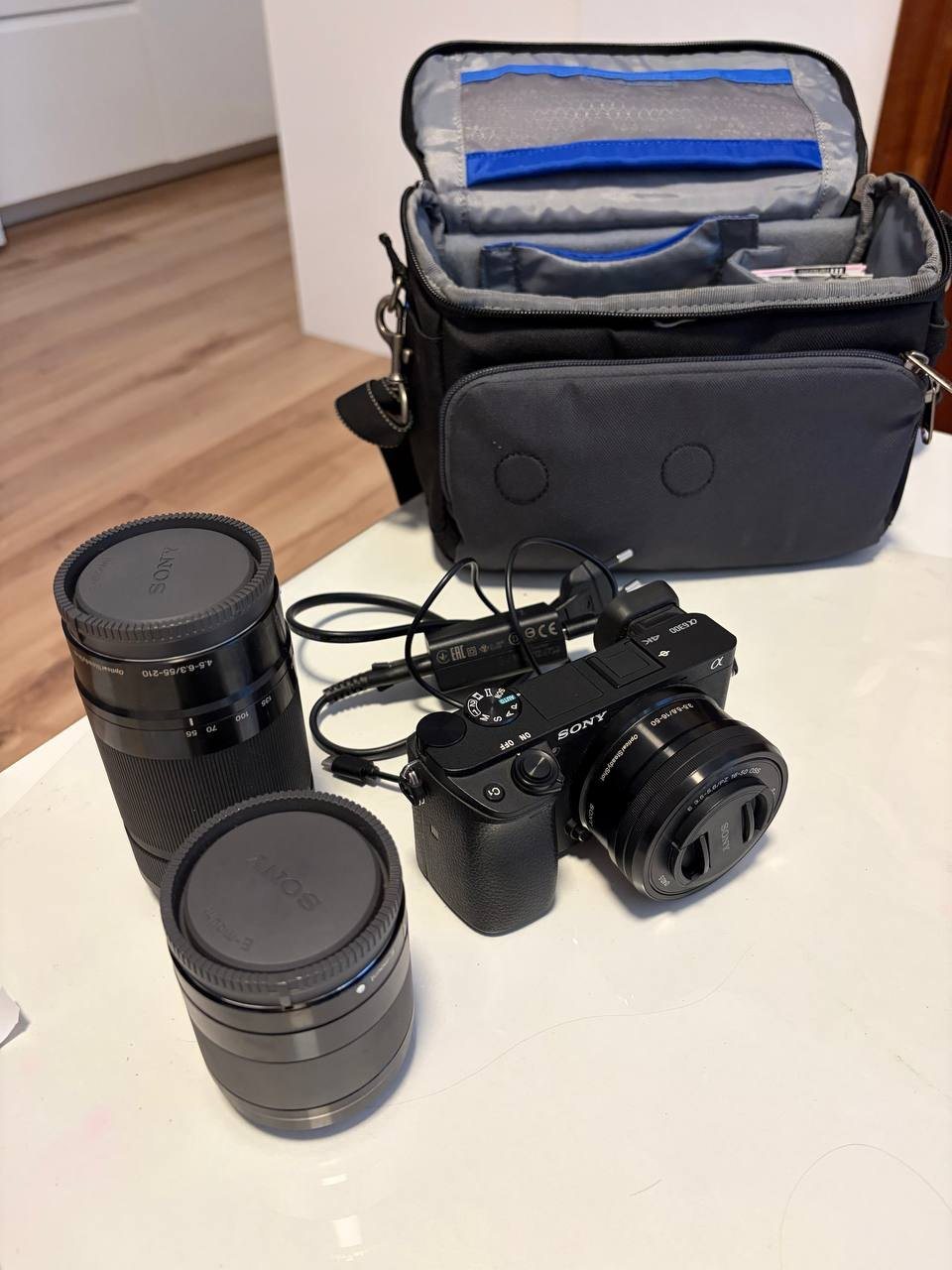 Sony A6300 с двумя объективами и сумкой