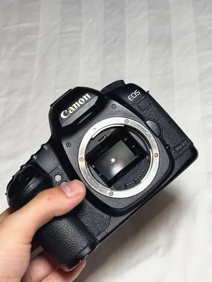 Canon EOS 5D Mark II с объективом