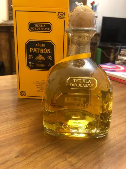 Текила Patrón Añejo и комплект Henderson