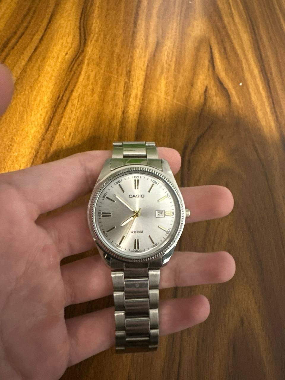 Часы Casio с серебристым браслетом