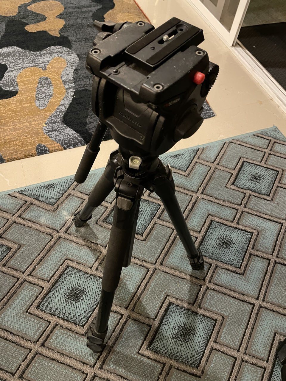 Штатив Manfrotto, стабилизатор и мебель