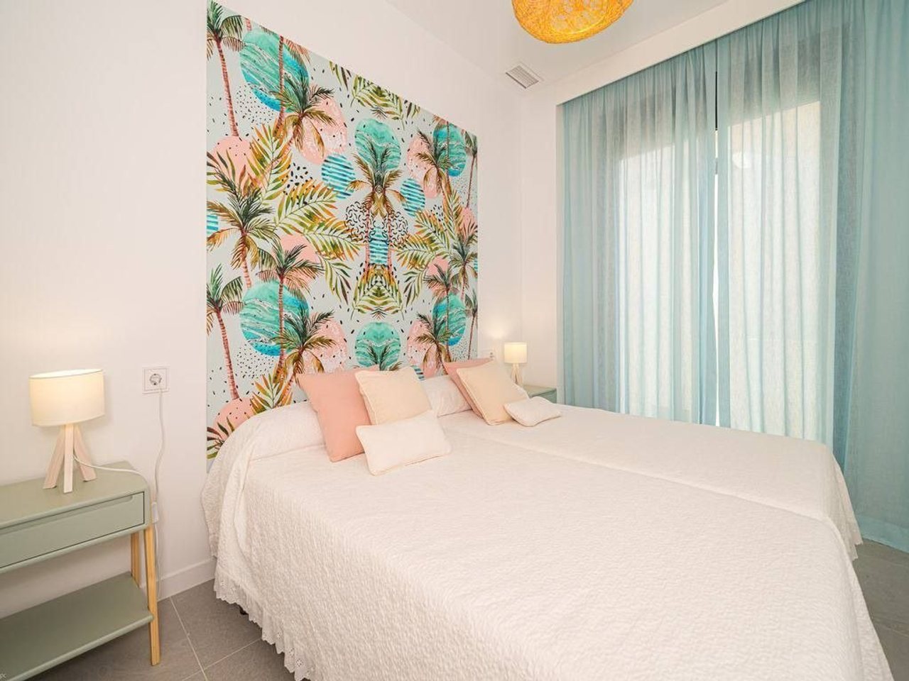 Квартира с 2 спальнями, 131 м²