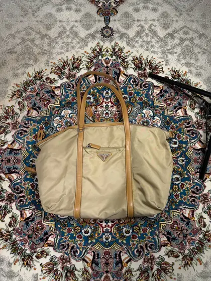 Сумка Prada бежевого цвета