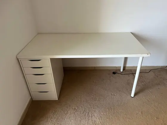 Рабочий стол IKEA и пластиковые стулья