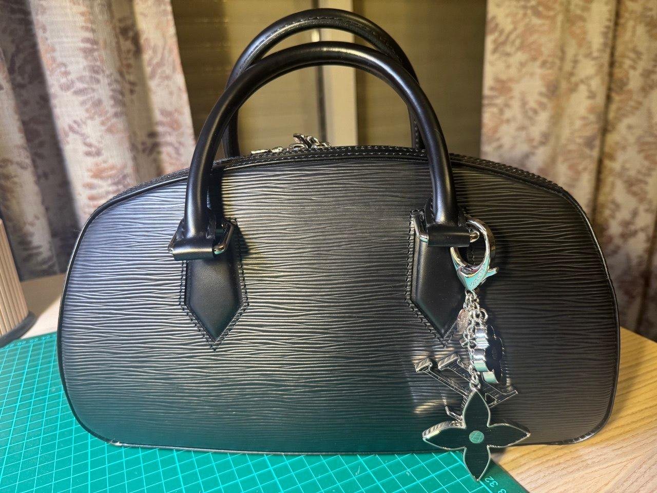 Сумка Louis Vuitton Jasmin Epi с брелоком