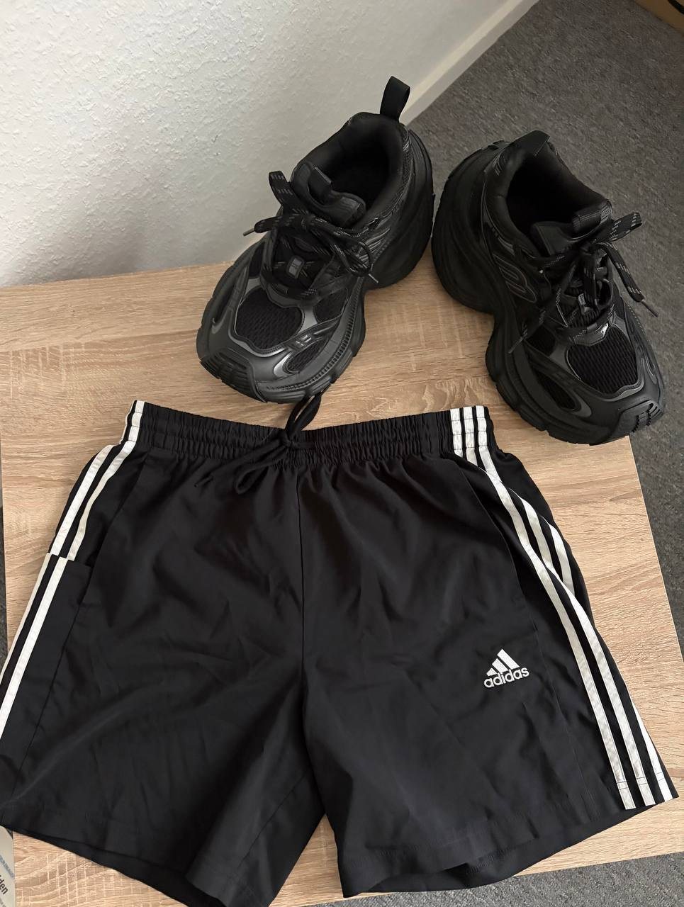 Кепка и спортивные шорты