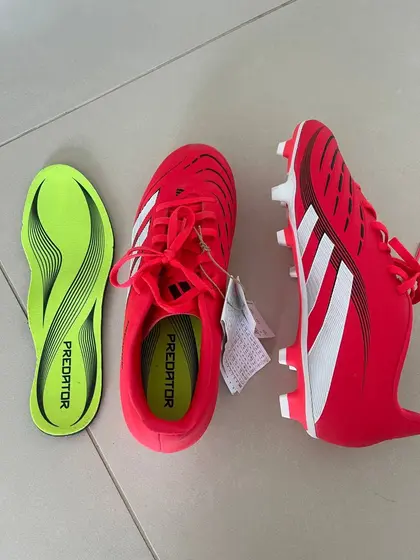 Футбольные бутсы Adidas Predator и Deportivo III