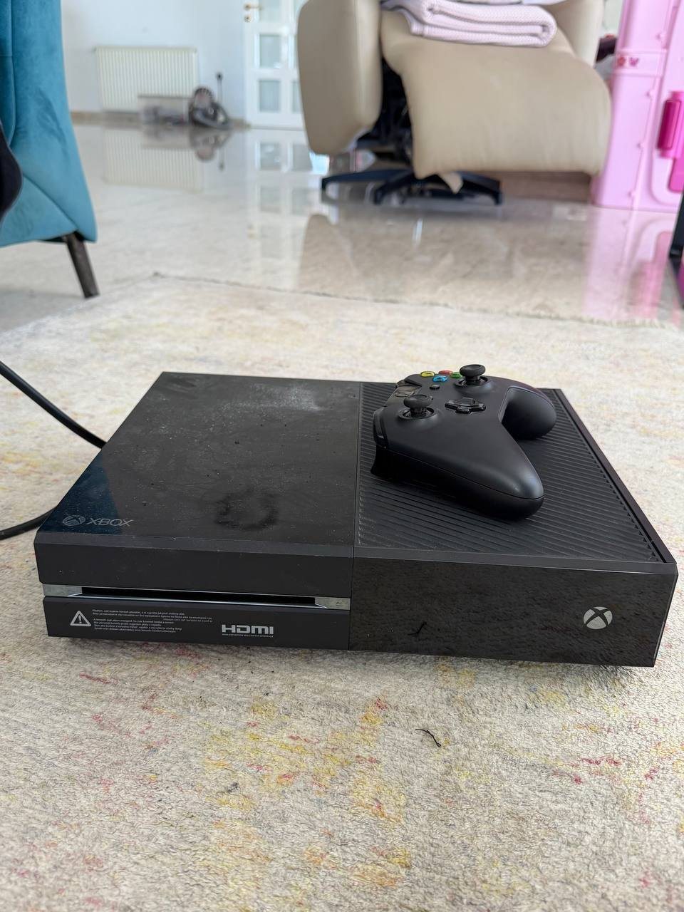 Xbox One с геймпадом и Kinect