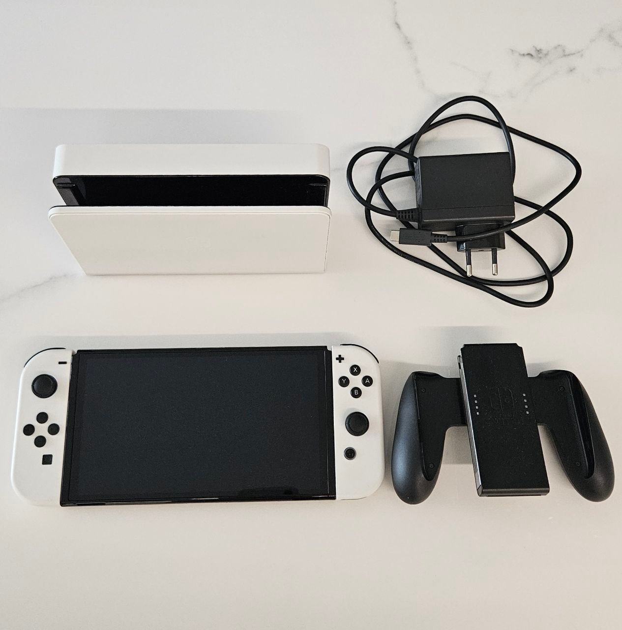 Nintendo Switch OLED с белыми Joy-Con