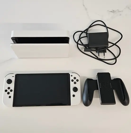 Nintendo Switch OLED с белыми Joy-Con