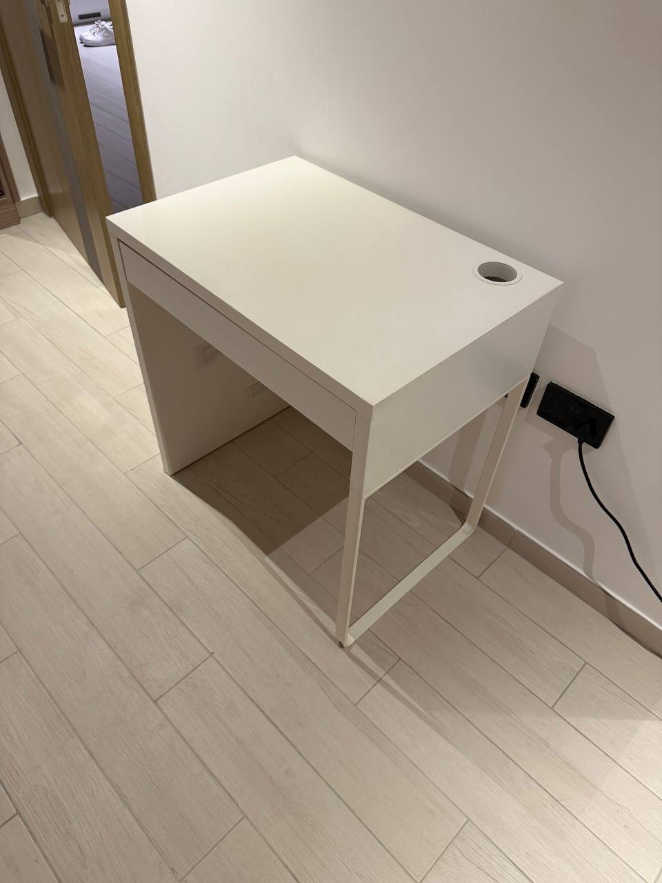 Письменный стол IKEA MICKE с ящиком