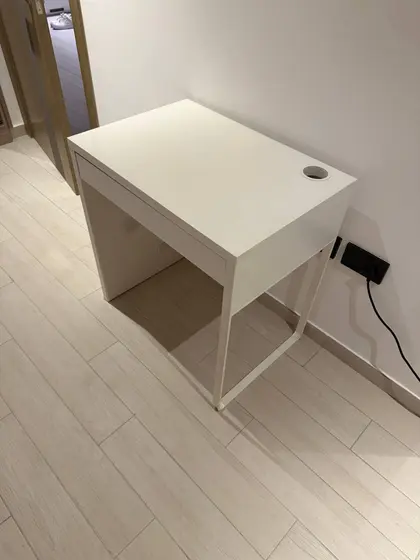 Письменный стол IKEA MICKE с ящиком