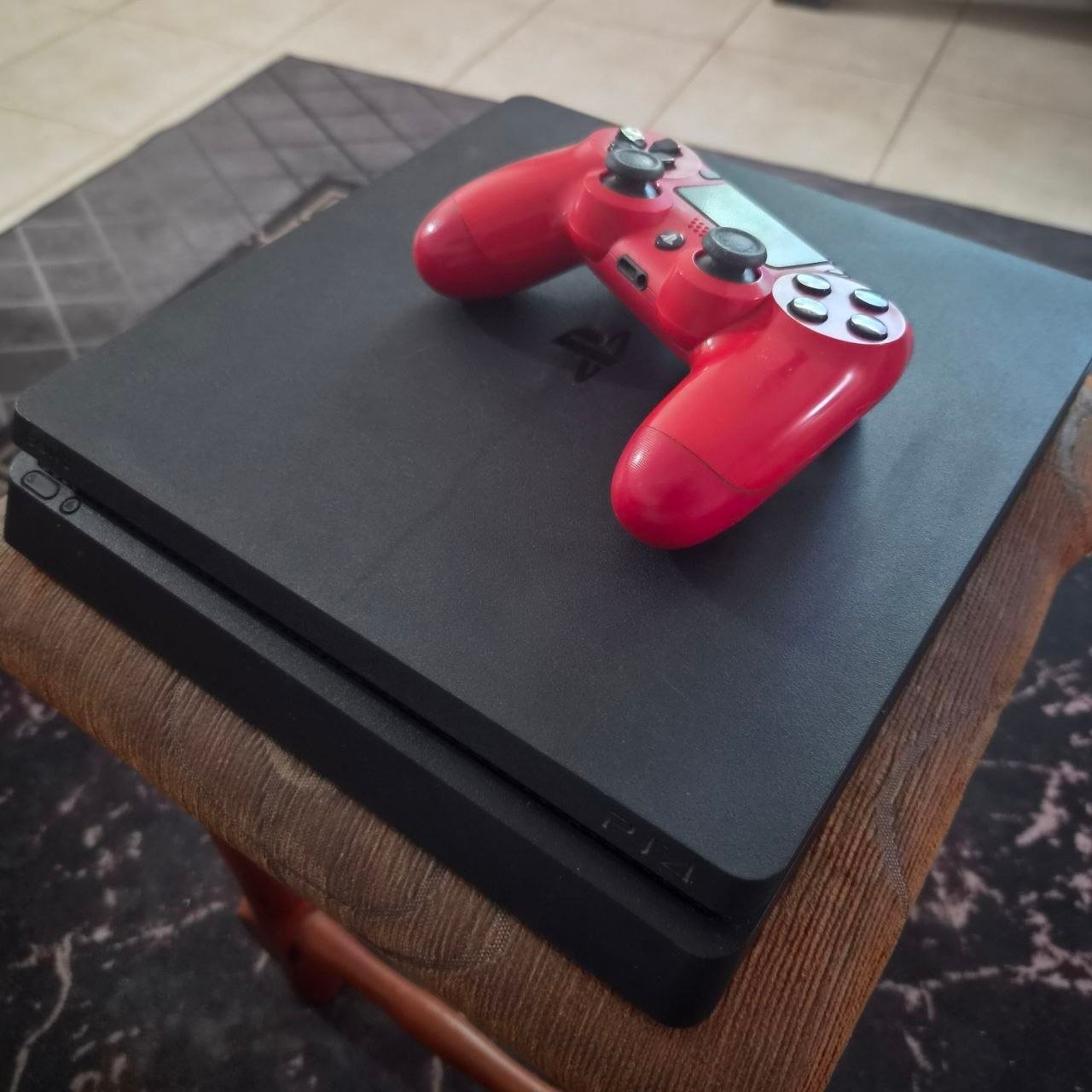 Sony PS4 Slim, 1 ТБ с геймпадом