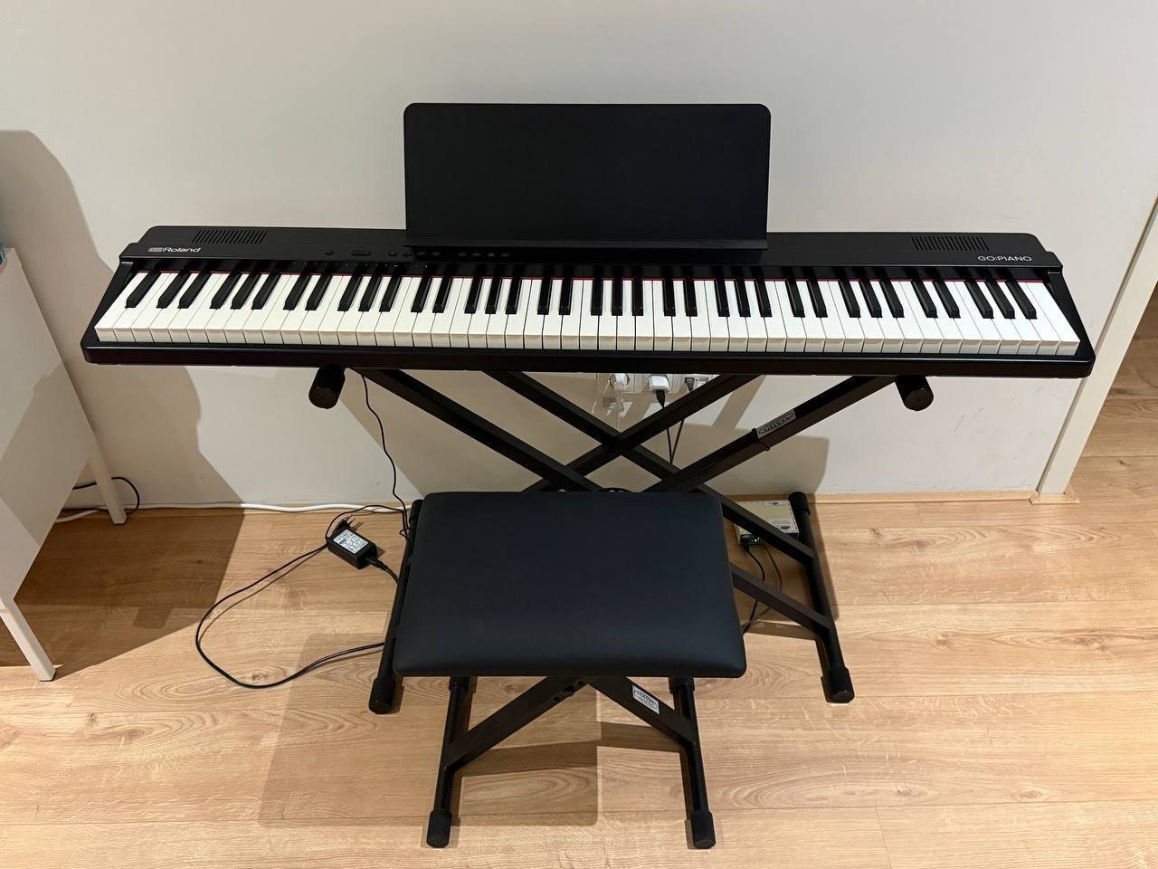 Электронное пианино Roland GO:PIANO с подставкой и стулом