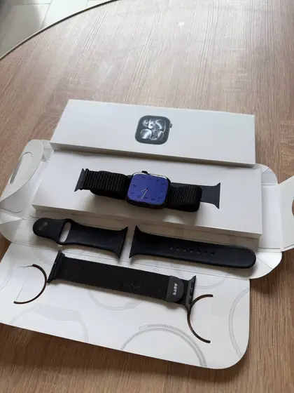 Apple Watch Series 11 Jet Black с ремешками