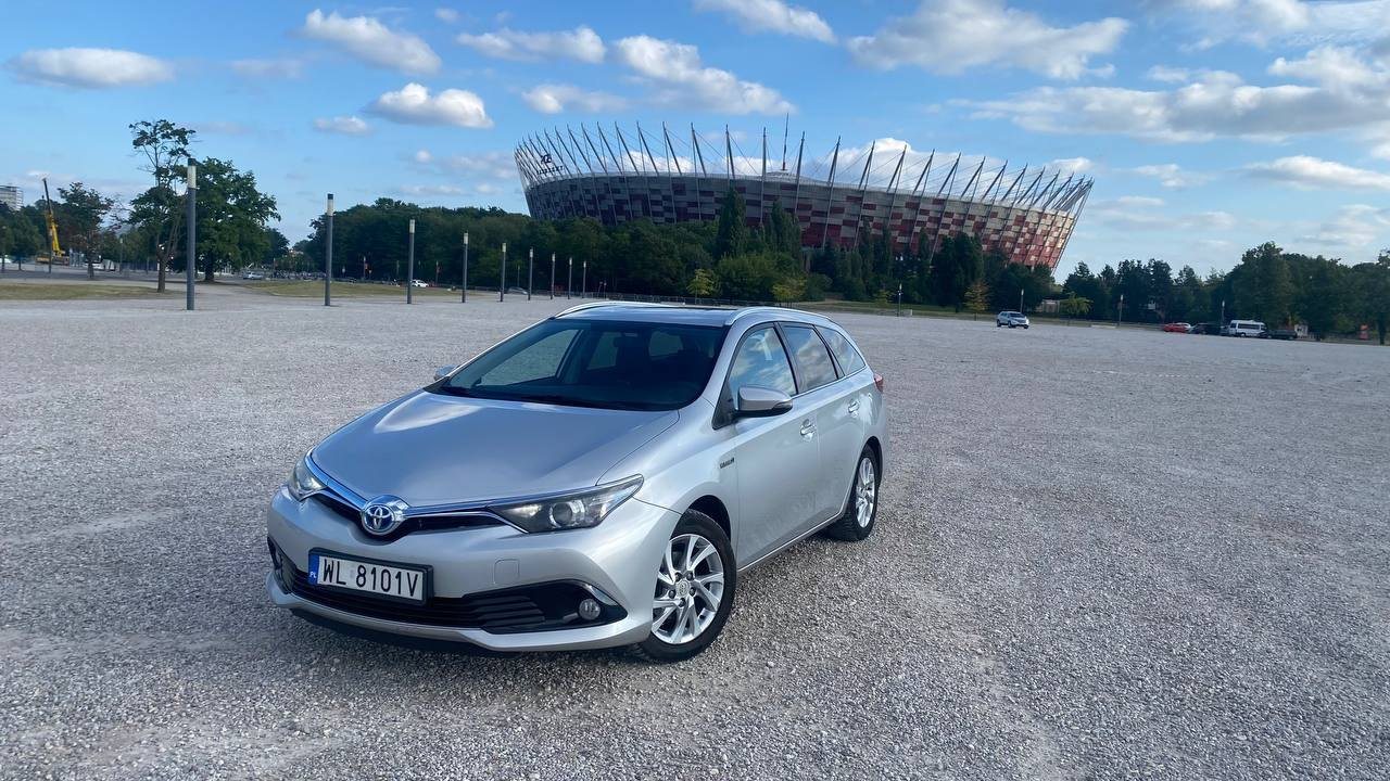 Toyota Auris Hybrid 2015, автомат