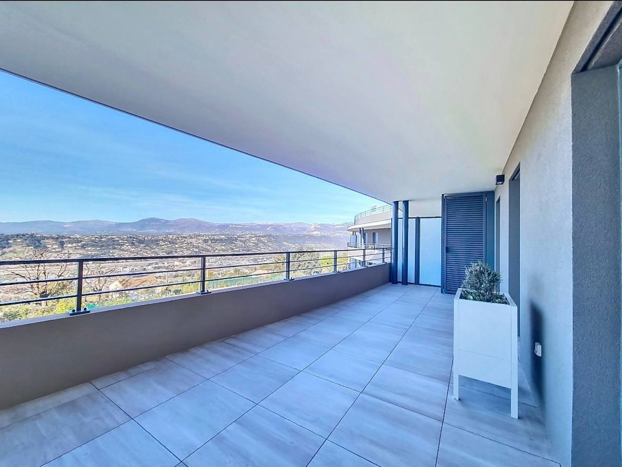 Квартира с 2 спальнями и террасой, 69 м²