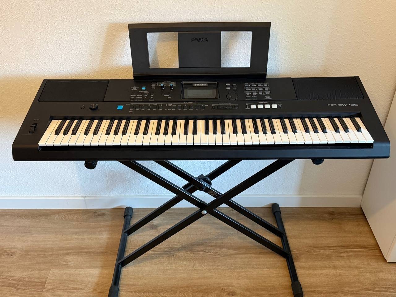 Синтезатор Yamaha PSR-EW425, 76 клавиш