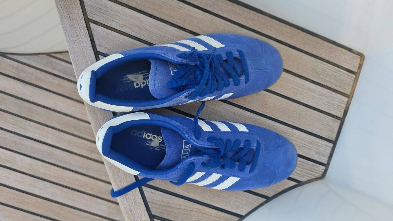 Синие кроссовки Adidas