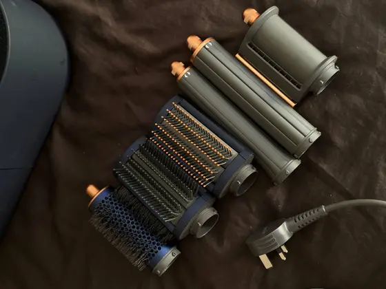 Стайлер Dyson с насадками