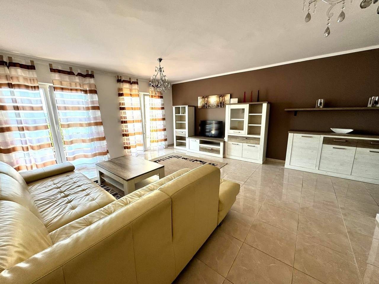 Квартира с 2 спальнями, 100 м²