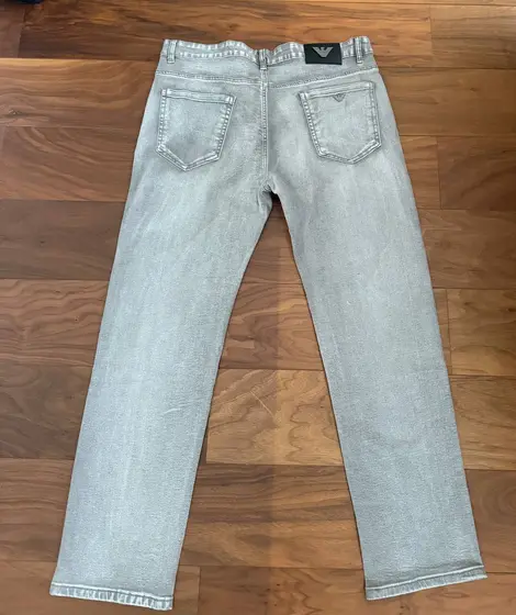 Серые джинсы Armani