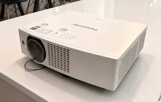 Проектор Panasonic PT-VMZ61, 6200 лм