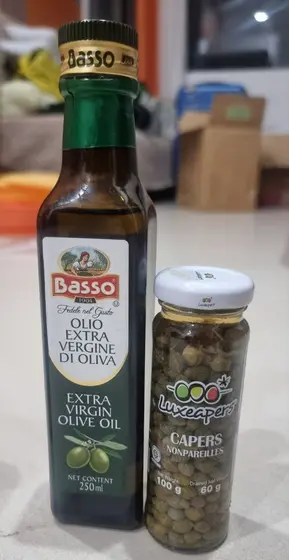 Оливковое масло и каперсы